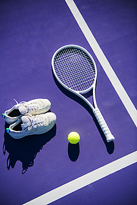 포토 JPG 주간 그림자 사람없음 야외 하이앵글 테니스 테니스라켓 테니스용품 테니스장 테니스공 오브젝트 한켤레 테니스화 국내포토 자연요소 1 스포츠용품 뷰포인트 운동화 공 스포츠시설 구기 라켓 파일형식