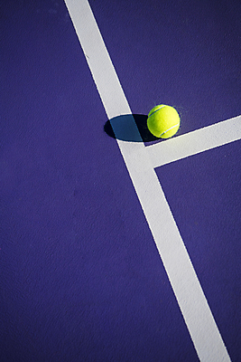 포토 JPG 주간 그림자 사람없음 야외 하이앵글 한개 테니스 테니스용품 테니스장 테니스공 오브젝트 국내포토 자연요소 1 스포츠용품 뷰포인트 공 스포츠시설 구기 파일형식