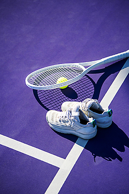 포토 JPG 주간 그림자 사람없음 야외 하이앵글 테니스 테니스라켓 테니스용품 테니스장 테니스공 오브젝트 한켤레 테니스화 국내포토 자연요소 1 스포츠용품 뷰포인트 운동화 공 스포츠시설 구기 라켓 파일형식