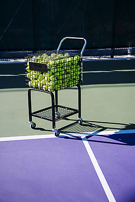 포토 JPG 주간 그림자 사람없음 야외 카트 테니스 테니스용품 테니스장 테니스공 가득함 오브젝트 담기 국내포토 자연요소 스포츠용품 공 스포츠시설 모션 구기 파일형식