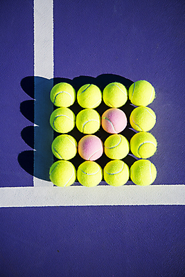 포토 JPG 주간 그림자 사람없음 야외 여러개 테니스 테니스용품 테니스장 테니스공 오브젝트 일렬 국내포토 자연요소 스포츠용품 다수 공 스포츠시설 구기 파일형식