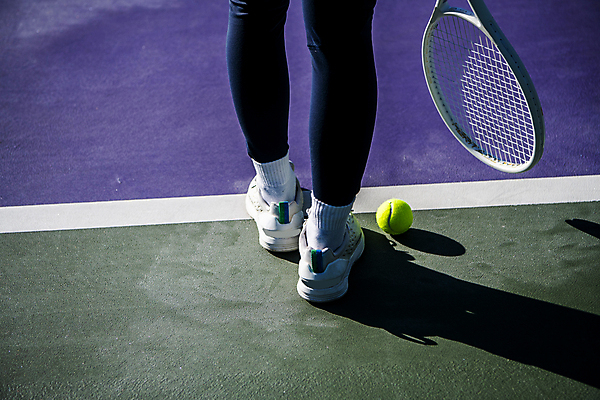 포토 JPG 주간 그림자 서기 야외 뒷모습 신체부위 테니스 다리 테니스라켓 테니스용품 테니스장 테니스공 테니스화 국내포토 자연요소 스포츠용품 뷰포인트 운동화 공 스포츠시설 모션 사람 구기 라켓 파일형식