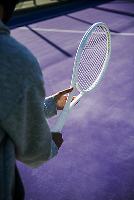 포토 JPG 주간 여자 한명 들기 상반신 20대 성인 야외 뒷모습 한국인 테니스 테니스라켓 테니스용품 테니스장 준비 준비자세 성인여자한명만 국내포토 자연요소 1 스포츠용품 뷰포인트 포즈 스포츠시설 모션 사람 동양인 청년 구기 라켓 여자한명만 성인여자만 파일형식
