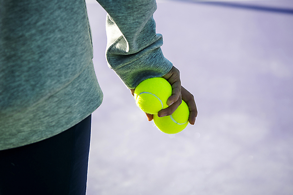포토 JPG 주간 손 여자 한명 들기 상반신 20대 성인 야외 뒷모습 한국인 테니스 잡기 테니스용품 테니스장 테니스공 성인여자한명만 국내포토 자연요소 1 스포츠용품 뷰포인트 공 스포츠시설 모션 사람 동양인 청년 신체부위 구기 여자한명만 성인여자만 파일형식