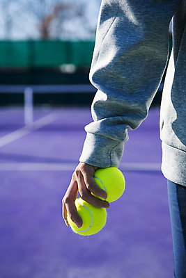 포토 JPG 주간 손 여자 한명 들기 상반신 20대 성인 야외 뒷모습 아웃포커스 한국인 테니스 잡기 테니스용품 테니스장 테니스공 성인여자한명만 국내포토 자연요소 1 스포츠용품 뷰포인트 공 스포츠시설 모션 촬영기법 사람 동양인 청년 신체부위 구기 여자한명만 성인여자만 파일형식