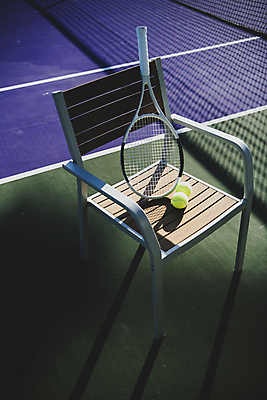 포토 JPG 주간 의자 사람없음 야외 어둠 테니스 테니스라켓 테니스용품 테니스장 테니스공 오브젝트 국내포토 자연요소 스포츠용품 가구 공 스포츠시설 구기 라켓 파일형식