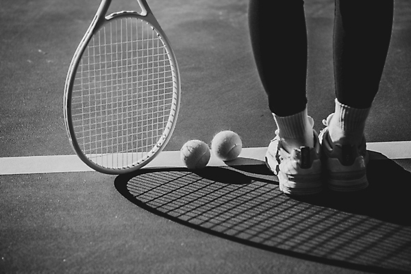 포토 JPG 주간 흑백 그림자 서기 야외 뒷모습 신체부위 테니스 다리 테니스라켓 테니스용품 테니스장 테니스공 테니스화 국내포토 자연요소 스포츠용품 뷰포인트 운동화 공 스포츠시설 모션 촬영기법 사람 구기 라켓 파일형식