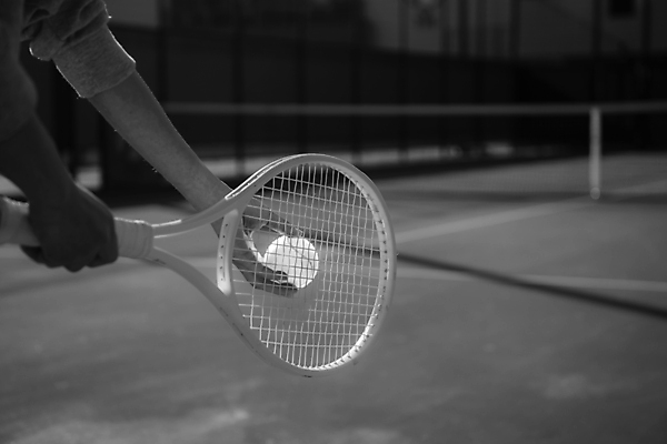 포토 JPG 주간 손 서브 흑백 들기 야외 아웃포커스 신체부위 테니스 테니스라켓 테니스용품 테니스장 테니스공 준비 준비자세 국내포토 자연요소 스포츠용품 포즈 공 스포츠시설 모션 촬영기법 사람 구기 라켓 파일형식