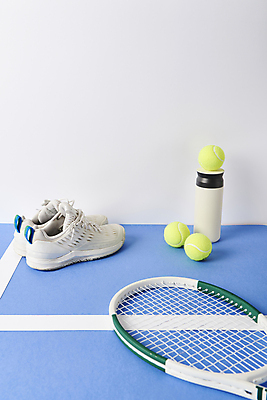 포토 JPG 스튜디오촬영 실내 사람없음 테니스 테니스라켓 테니스용품 테니스장 테니스공 오브젝트 흰배경 파란배경 한켤레 텀블러 테니스화 국내포토 1 스포츠용품 백그라운드 운동화 공 스포츠시설 내부 컵 파란색 구기 흰색 라켓 파일형식