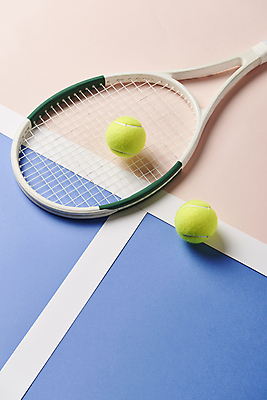 포토 JPG 스튜디오촬영 실내 사람없음 테니스 테니스라켓 테니스용품 테니스장 테니스공 오브젝트 파란배경 분홍색배경 국내포토 스포츠용품 분홍색 백그라운드 공 스포츠시설 내부 파란색 구기 라켓 파일형식