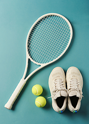 포토 JPG 스튜디오촬영 실내 사람없음 테니스 테니스라켓 테니스용품 테니스공 오브젝트 한켤레 테니스화 민트색배경 국내포토 1 스포츠용품 백그라운드 운동화 공 내부 구기 라켓 민트색 파일형식