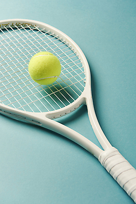 포토 JPG 스튜디오촬영 실내 사람없음 테니스 테니스라켓 테니스용품 테니스공 오브젝트 민트색배경 국내포토 스포츠용품 백그라운드 공 내부 구기 라켓 민트색 파일형식