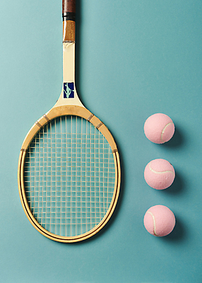 포토 JPG 스튜디오촬영 실내 사람없음 하이앵글 테니스 테니스라켓 테니스용품 테니스공 오브젝트 일렬 민트색배경 국내포토 스포츠용품 뷰포인트 백그라운드 공 내부 구기 라켓 민트색 파일형식