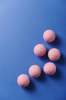 포토 JPG 스튜디오촬영 실내 사람없음 하이앵글 여러개 테니스 테니스용품 테니스공 오브젝트 파란배경 국내포토 스포츠용품 뷰포인트 다수 백그라운드 공 내부 파란색 구기 파일형식