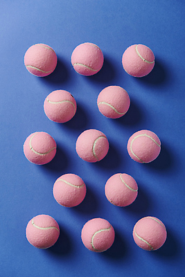 포토 JPG 스튜디오촬영 실내 사람없음 하이앵글 여러개 테니스 테니스용품 테니스공 배열 오브젝트 파란배경 규칙적 국내포토 스포츠용품 뷰포인트 다수 백그라운드 컨셉 공 내부 파란색 구기 파일형식