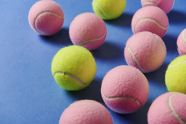 포토 JPG 스튜디오촬영 실내 사람없음 여러개 테니스 테니스용품 테니스공 오브젝트 파란배경 국내포토 스포츠용품 다수 백그라운드 공 내부 파란색 구기 파일형식