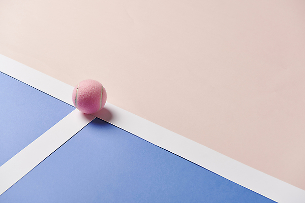 포토 JPG 스튜디오촬영 실내 사람없음 한개 테니스 테니스용품 테니스장 테니스공 오브젝트 파란배경 분홍색배경 국내포토 1 스포츠용품 분홍색 백그라운드 공 스포츠시설 내부 파란색 구기 파일형식