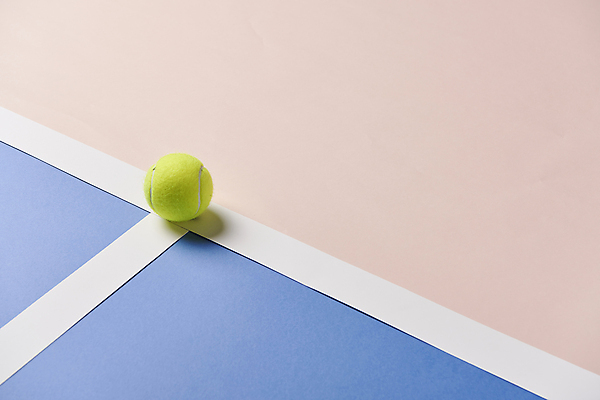 포토 JPG 스튜디오촬영 실내 사람없음 한개 테니스 테니스용품 테니스장 테니스공 오브젝트 파란배경 분홍색배경 국내포토 1 스포츠용품 분홍색 백그라운드 공 스포츠시설 내부 파란색 구기 파일형식