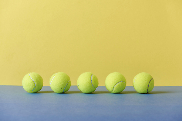 포토 JPG 스튜디오촬영 실내 사람없음 테니스 테니스용품 테니스공 오브젝트 파란배경 일렬 노란배경 국내포토 스포츠용품 백그라운드 공 내부 파란색 노란색 구기 파일형식