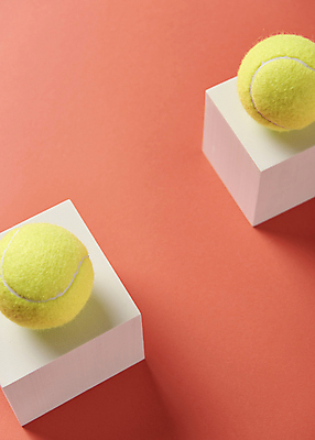 포토 JPG 스튜디오촬영 실내 사람없음 하이앵글 두개 테니스 테니스용품 테니스공 큐브 오브젝트 정사각형 단상 빨간배경 국내포토 도형 스포츠용품 뷰포인트 백그라운드 2 공 내부 빨간색 구기 파일형식
