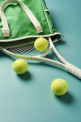 포토 JPG 스튜디오촬영 가방 실내 사람없음 테니스 테니스라켓 테니스용품 테니스공 오브젝트 꺼내기 민트색배경 국내포토 잡화 스포츠용품 백그라운드 공 모션 내부 구기 라켓 민트색 파일형식