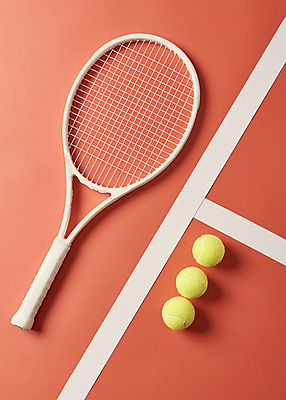 포토 JPG 스튜디오촬영 실내 사람없음 하이앵글 테니스 테니스라켓 테니스용품 테니스장 테니스공 오브젝트 일렬 빨간배경 국내포토 스포츠용품 뷰포인트 백그라운드 공 스포츠시설 내부 빨간색 구기 라켓 파일형식
