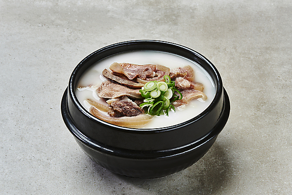 포토 JPG 스튜디오촬영 한식 회색배경 실내 사람없음 소고기 뚝배기 파 소머리국밥 소머리곰탕 국내포토 음식 백그라운드 채소 육류 내부 회색 탕 국밥 파일형식