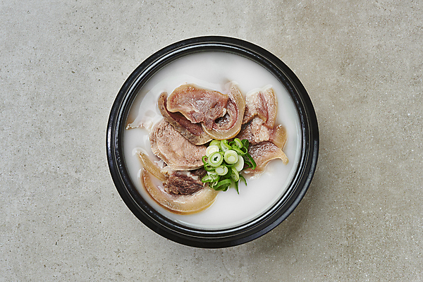 포토 JPG 스튜디오촬영 한식 회색배경 실내 사람없음 하이앵글 소고기 뚝배기 파 소머리국밥 소머리곰탕 국내포토 음식 뷰포인트 백그라운드 채소 육류 내부 회색 탕 국밥 파일형식