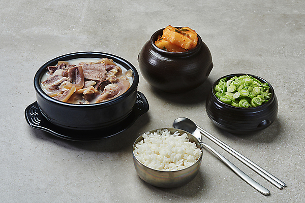 포토 JPG 스튜디오촬영 한식 젓가락 회색배경 밥 실내 사람없음 숟가락 식사 소고기 항아리 깍두기 뚝배기 파 밥그릇 소머리국밥 섞박지 소머리곰탕 국내포토 그릇 음식 백그라운드 채소 반찬 김치 수저 육류 내부 회색 도자기 탕 국밥 파일형식