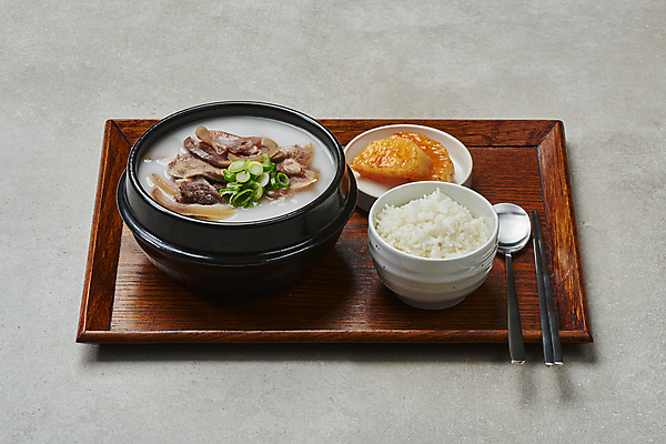 포토 그릇 식기 음식 백그라운드 채소 반찬 김치 쟁반 수저 실내 육류 내부 목재 회색 탕 국밥 파일형식 식사 접시 소머리국밥 뚝배기 파 섞박지 깍두기 밥 숟가락 젓가락 스튜디오촬영 JPG 소머리곰탕 회색배경 사람없음 한식 나무쟁반 밥그릇 소고기 국내포토