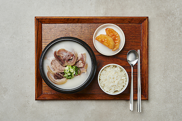 포토 JPG 스튜디오촬영 접시 한식 젓가락 회색배경 밥 실내 사람없음 하이앵글 숟가락 식사 소고기 깍두기 뚝배기 파 밥그릇 나무쟁반 소머리국밥 섞박지 소머리곰탕 국내포토 그릇 식기 음식 뷰포인트 백그라운드 채소 반찬 김치 쟁반 수저 육류 내부 목재 회색 탕 국밥 파일형식