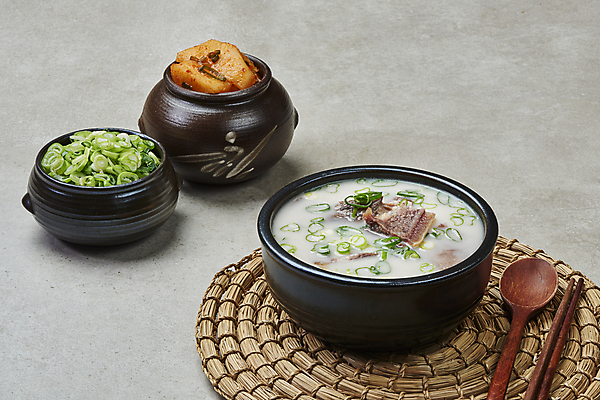 포토 JPG 스튜디오촬영 한식 회색배경 실내 사람없음 소고기 항아리 깍두기 뚝배기 파 나무숟가락 나무젓가락 그릇받침대 소머리국밥 섞박지 소머리곰탕 국내포토 음식 백그라운드 채소 젓가락 반찬 김치 육류 내부 숟가락 회색 도자기 받침대 탕 국밥 파일형식