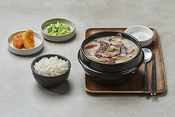 포토 JPG 스튜디오촬영 접시 한식 젓가락 회색배경 밥 실내 사람없음 숟가락 식사 소고기 깍두기 뚝배기 소금 파 밥그릇 나무쟁반 소머리국밥 섞박지 소머리곰탕 국내포토 그릇 식기 음식 백그라운드 채소 반찬 김치 쟁반 수저 육류 내부 목재 회색 탕 국밥 파일형식