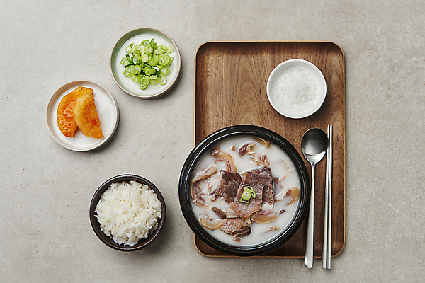 포토 JPG 스튜디오촬영 접시 한식 젓가락 회색배경 밥 실내 사람없음 하이앵글 숟가락 식사 소고기 깍두기 뚝배기 소금 파 밥그릇 나무쟁반 소머리국밥 섞박지 소머리곰탕 국내포토 그릇 식기 음식 뷰포인트 백그라운드 채소 반찬 김치 쟁반 수저 육류 내부 목재 회색 탕 국밥 파일형식