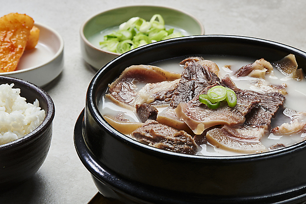 포토 그릇 식기 음식 백그라운드 채소 반찬 김치 실내 육류 내부 회색 탕 국밥 파일형식 식사 접시 소머리국밥 뚝배기 파 섞박지 깍두기 밥 스튜디오촬영 JPG 소머리곰탕 회색배경 사람없음 한식 밥그릇 소고기 국내포토