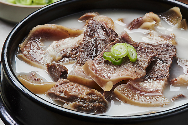 포토 JPG 스튜디오촬영 한식 실내 근접촬영 사람없음 소고기 뚝배기 파 소머리국밥 소머리곰탕 국내포토 음식 뷰포인트 채소 육류 내부 탕 국밥 파일형식