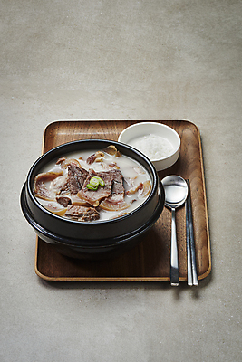 포토 JPG 스튜디오촬영 접시 한식 젓가락 회색배경 실내 사람없음 숟가락 소고기 뚝배기 소금 파 나무쟁반 소머리국밥 소머리곰탕 국내포토 식기 음식 백그라운드 채소 쟁반 수저 육류 내부 목재 회색 탕 국밥 파일형식