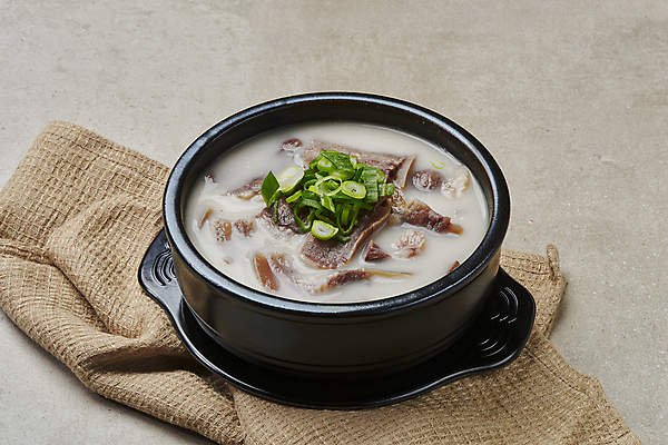 포토 JPG 스튜디오촬영 한식 회색배경 실내 사람없음 소고기 천 뚝배기 파 소머리국밥 소머리곰탕 국내포토 음식 백그라운드 채소 육류 내부 회색 직물 탕 국밥 파일형식