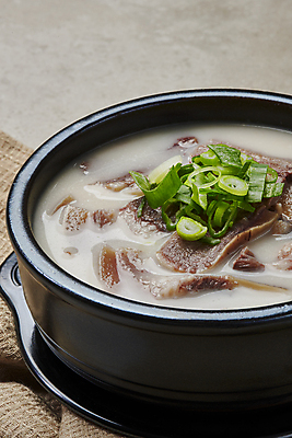 포토 음식 뷰포인트 백그라운드 채소 실내 육류 내부 회색 직물 탕 국밥 파일형식 근접촬영 소머리국밥 뚝배기 파 스튜디오촬영 JPG 소머리곰탕 회색배경 사람없음 한식 천 소고기 국내포토