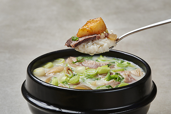 포토 JPG 스튜디오촬영 한식 회색배경 밥 실내 들기 사람없음 숟가락 식사 소고기 깍두기 파 소머리국밥 섞박지 소머리곰탕 국내포토 음식 백그라운드 채소 모션 반찬 김치 수저 육류 내부 회색 탕 국밥 파일형식