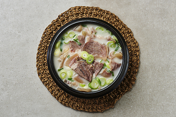 포토 JPG 스튜디오촬영 한식 회색배경 실내 사람없음 하이앵글 소고기 뚝배기 파 그릇받침대 소머리국밥 소머리곰탕 국내포토 음식 뷰포인트 백그라운드 채소 육류 내부 회색 받침대 탕 국밥 파일형식