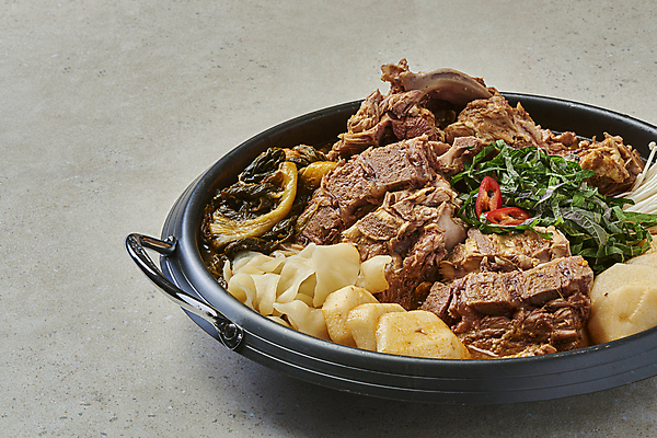 포토 JPG 스튜디오촬영 한식 회색배경 감자 실내 돼지고기 사람없음 냄비 홍고추 깻잎 감자탕 시래기 해장국 국내포토 음식 백그라운드 채소 고추 육류 내부 회색 솥 국 파일형식