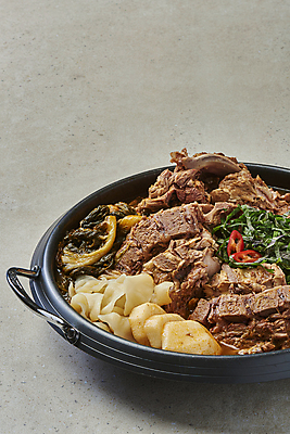 포토 JPG 스튜디오촬영 한식 회색배경 감자 실내 돼지고기 사람없음 냄비 홍고추 깻잎 감자탕 시래기 해장국 국내포토 음식 백그라운드 채소 고추 육류 내부 회색 솥 국 파일형식