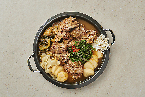 포토 JPG 스튜디오촬영 한식 회색배경 감자 실내 돼지고기 사람없음 하이앵글 냄비 홍고추 깻잎 팽이버섯 감자탕 시래기 해장국 국내포토 음식 뷰포인트 백그라운드 채소 고추 육류 내부 버섯 회색 솥 국 파일형식