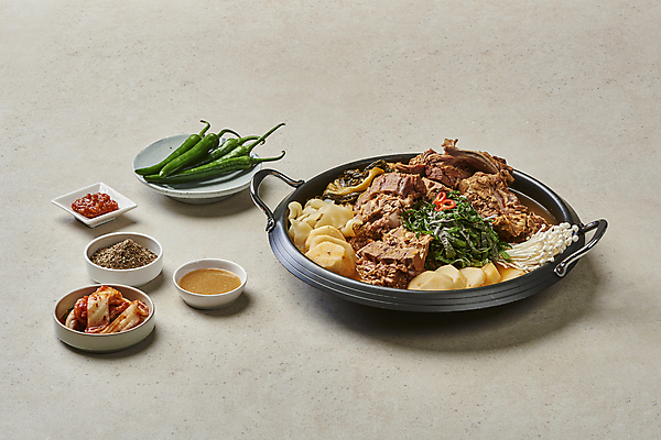 포토 JPG 스튜디오촬영 접시 한식 고추 회색배경 감자 실내 돼지고기 사람없음 된장 냄비 머스터드 깻잎 종지 팽이버섯 배추김치 감자탕 들깨 시래기 해장국 국내포토 그릇 식기 음식 백그라운드 채소 김치 육류 내부 버섯 회색 양념 소스_음식 솥 국 깨 파일형식