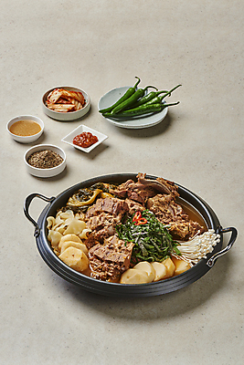 포토 JPG 스튜디오촬영 접시 한식 고추 회색배경 감자 실내 돼지고기 사람없음 된장 냄비 머스터드 깻잎 종지 팽이버섯 배추김치 감자탕 들깨 시래기 해장국 국내포토 그릇 식기 음식 백그라운드 채소 김치 육류 내부 버섯 회색 양념 소스_음식 솥 국 깨 파일형식