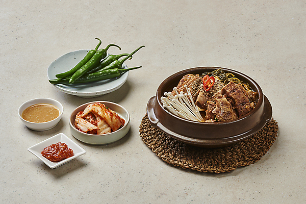 포토 JPG 스튜디오촬영 접시 한식 고추 회색배경 실내 돼지고기 사람없음 된장 머스터드 뚝배기 종지 팽이버섯 배추김치 그릇받침대 뼈다귀해장국 뼈해장국 시래기 해장국 국내포토 그릇 식기 음식 백그라운드 채소 김치 육류 내부 버섯 회색 양념 소스_음식 받침대 국 파일형식