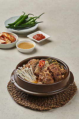 포토 JPG 스튜디오촬영 접시 한식 고추 회색배경 실내 돼지고기 사람없음 된장 머스터드 뚝배기 홍고추 종지 팽이버섯 배추김치 그릇받침대 뼈다귀해장국 뼈해장국 시래기 해장국 국내포토 그릇 식기 음식 백그라운드 채소 김치 육류 내부 버섯 회색 양념 소스_음식 받침대 국 파일형식