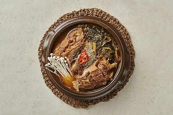 포토 JPG 스튜디오촬영 한식 회색배경 실내 돼지고기 사람없음 하이앵글 뚝배기 홍고추 팽이버섯 그릇받침대 뼈다귀해장국 뼈해장국 시래기 해장국 국내포토 음식 뷰포인트 백그라운드 고추 육류 내부 버섯 회색 받침대 국 파일형식