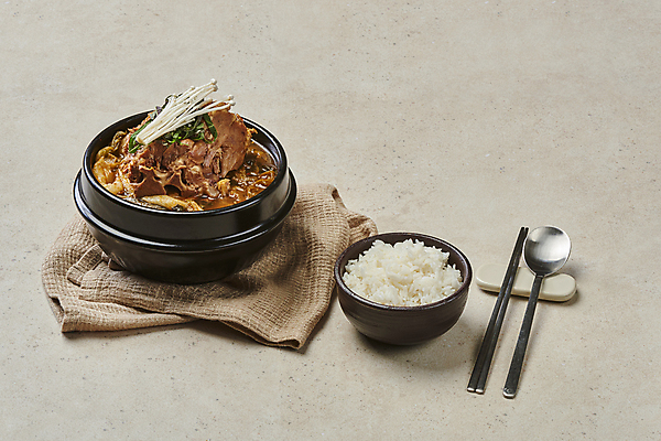 포토 JPG 스튜디오촬영 한식 젓가락 회색배경 밥 실내 돼지고기 사람없음 숟가락 식사 천 뚝배기 깻잎 팽이버섯 밥그릇 뼈다귀해장국 뼈해장국 수저받침대 시래기 해장국 국내포토 그릇 음식 백그라운드 채소 수저 육류 내부 버섯 회색 직물 받침대 국 파일형식